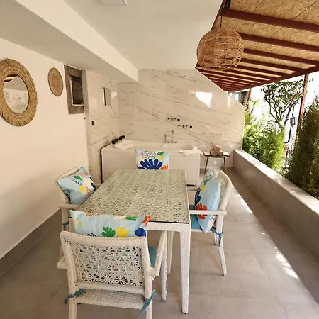 Apart Otel Livia 3*
